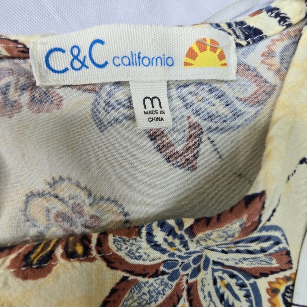 C&C California floral print blouse featuring puff sleeves - Picture 4 of 5